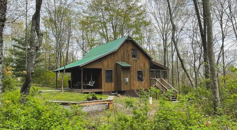 House with jacuzzi & pool | Pets allowed in Logan, OH