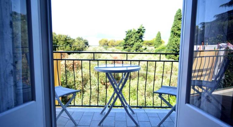 Rental apartment with patio — photo 3