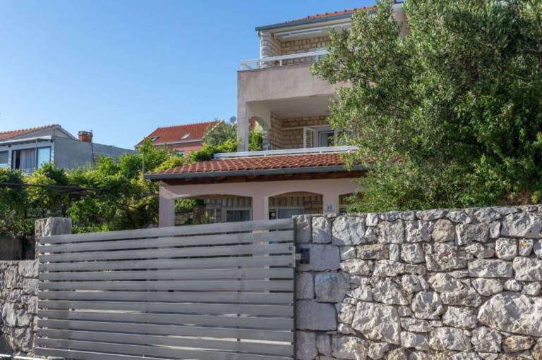 Fully equipped apartment with terrace, barbeque & yard | Pets are welcome — photo 5