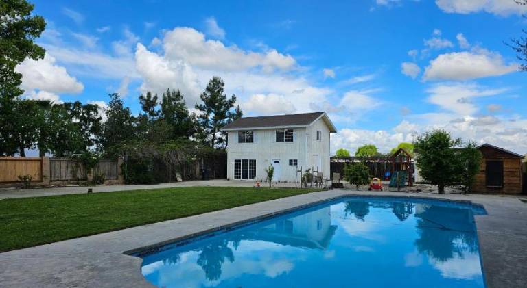Spacious 2 story 1 bedroom home with pool