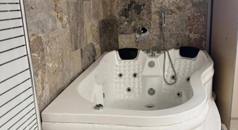 Lodge with jacuzzi — photo 5