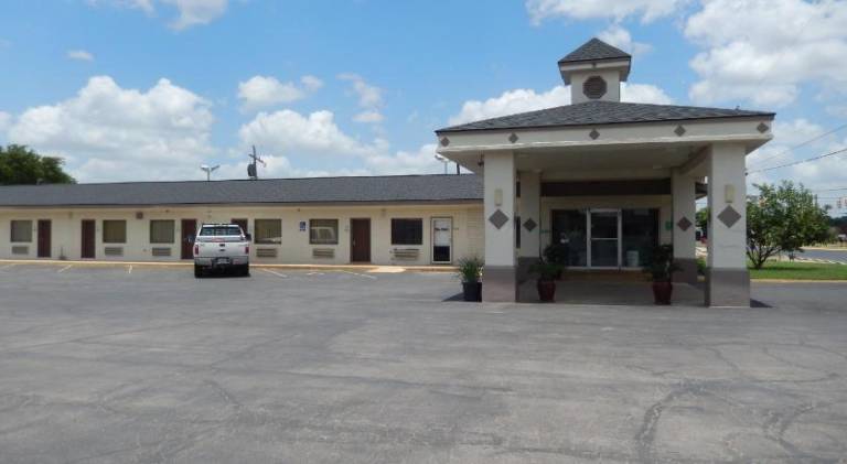 Executive Inn Pearsall — photo 3