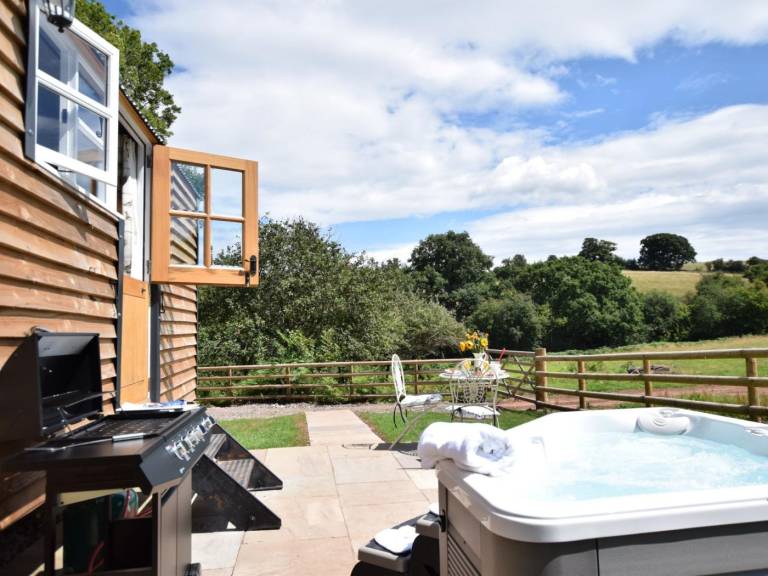 Lovely cottage with garden & jacuzzi | Pets allowed in Hereford