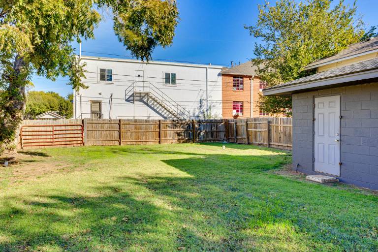 4 Mi to Fort Sill: Modern Home w/ Private Yard — photo 4
