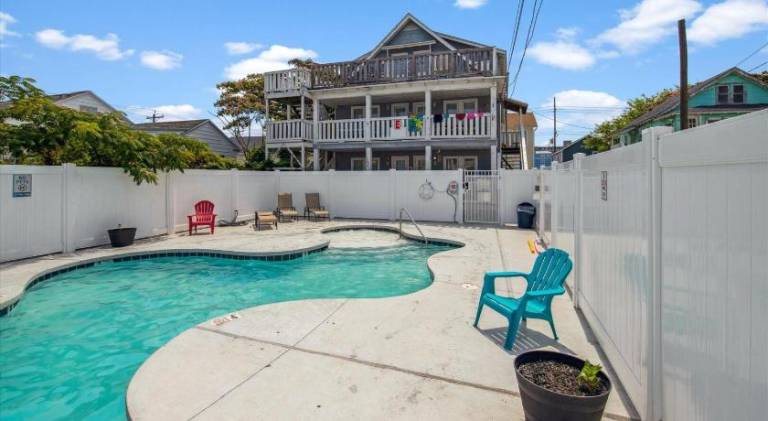 Apartment with pool — photo 3