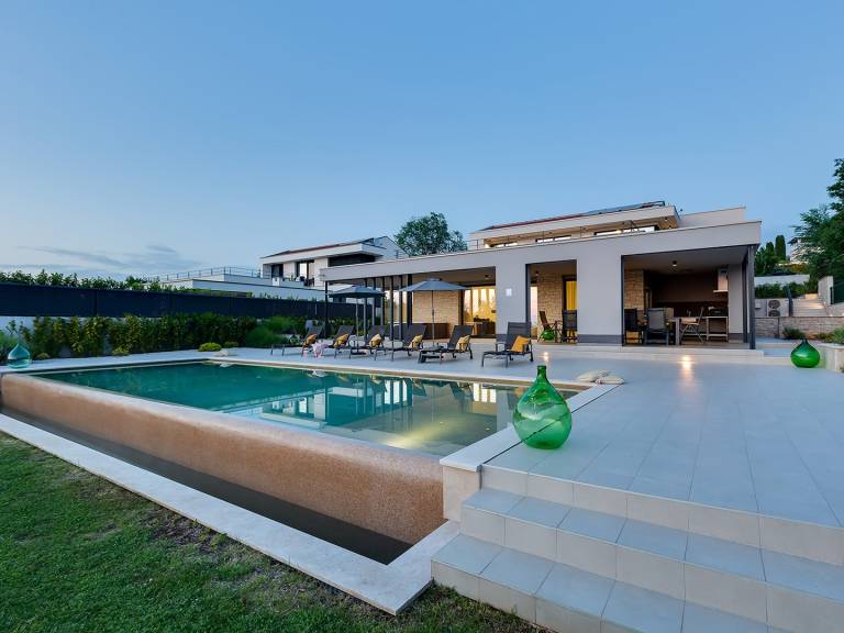 Fully equipped beautiful villa with terrace, hot tub & private pool | Pet-friendly — photo 4