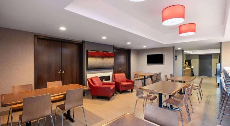 Microtel Inn & Suites by Wyndham Kirkland Lake — photo 3