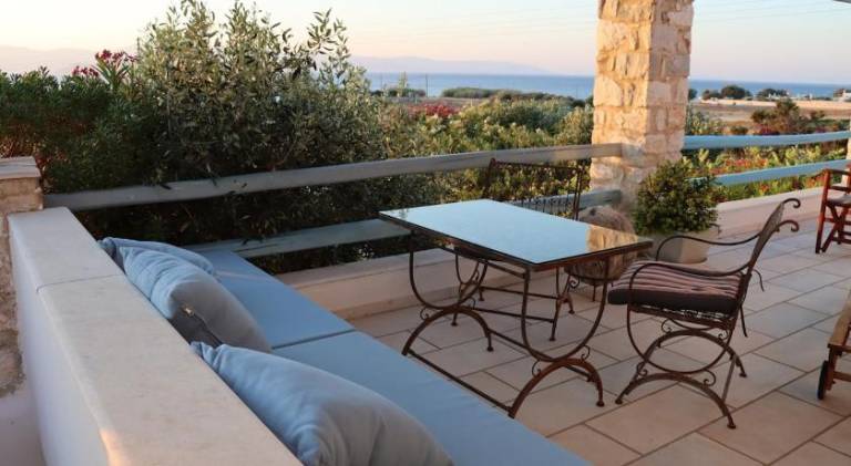 Rental apartment with terrace in Paros