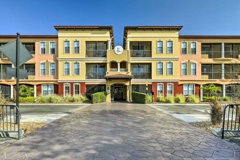 Upscale Unit in Private Golf Resort w Pool