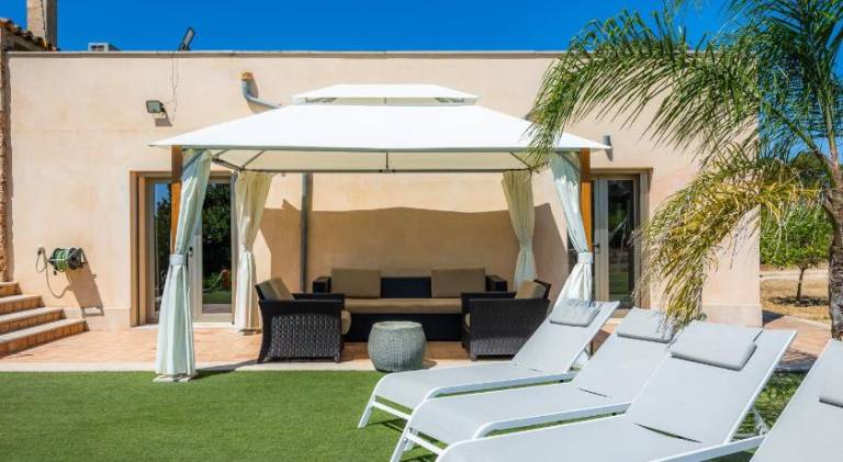 Vacation home with pool — photo 4