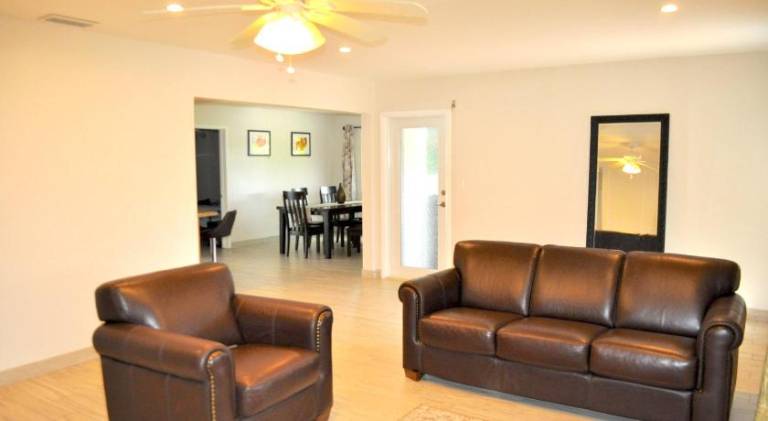 Bike to the beach, walk to restaurants, heated pool, secluded — photo 2