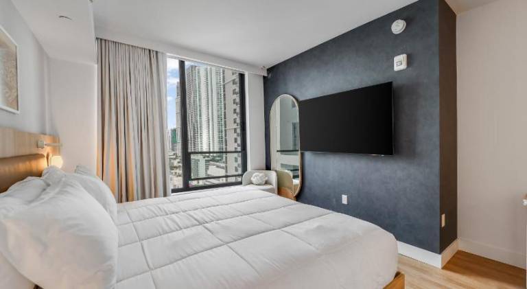 Lovely rental apartment with pool | Next to Bayside Marketplace | Pets are welcome — photo 2