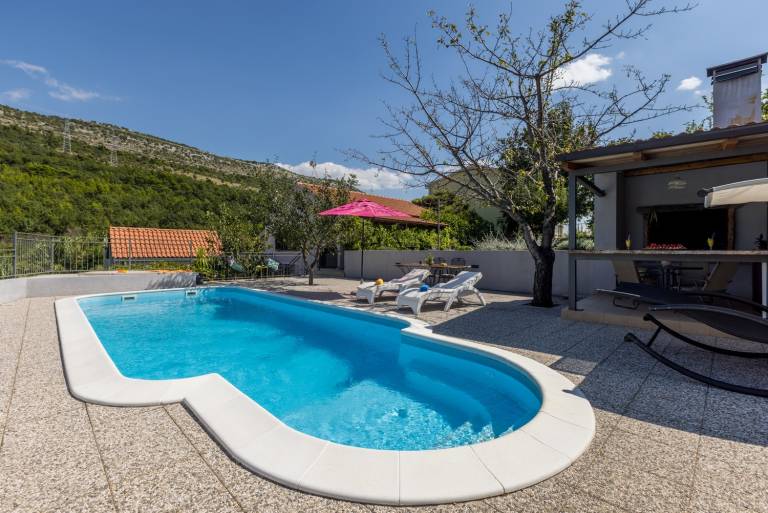 Fully equipped villa with private pool, terrace & BBQ | Mountain view | Dogs allowed — photo 4