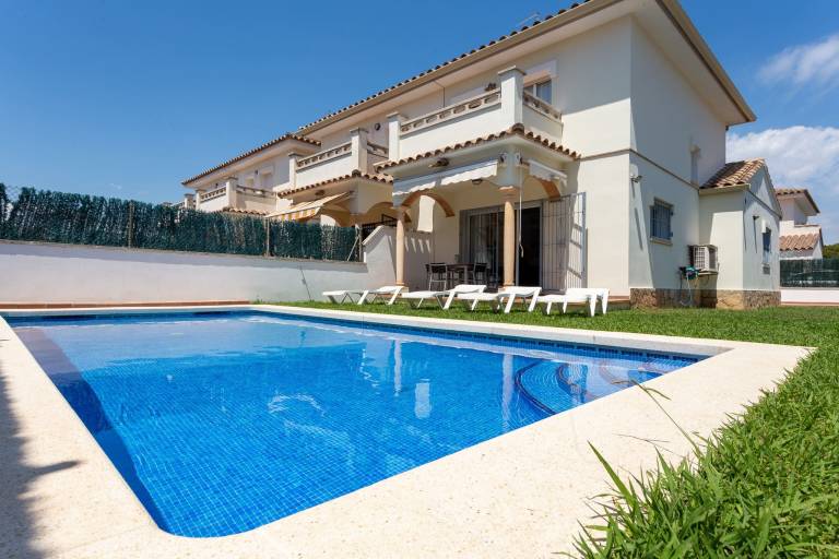 Fully equipped wonderful house with terrace, private pool & yard | Pets are welcome — photo 3