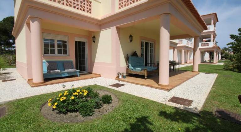 Apartment with terrace, private pool & garden in Leiria