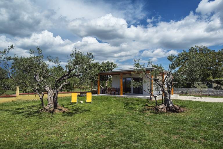 House with patio, garden & barbecue — photo 2