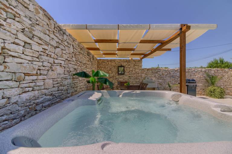 Villa with patio, barbeque & pool in Medulin