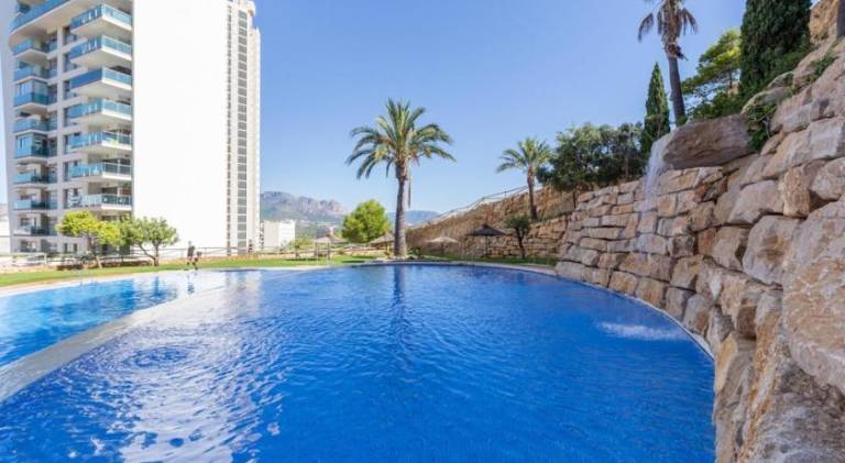 Holiday apartment with pool, patio & yard — photo 3