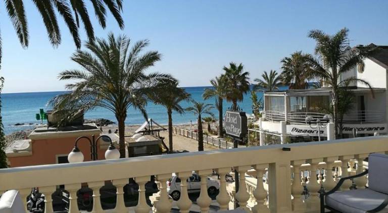 Hotel De La Plage in Loano
