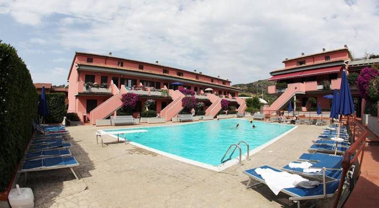 Serviced apartment with BBQ, pool & garden | Pet-friendly in Capoliveri
