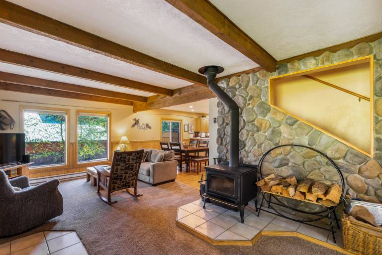 Mountain Joy - Pet Friendly - Hot Tub - River access - Trail system - Yard games - Canoe — photo 5
