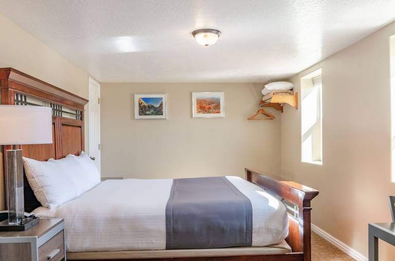 Motel  Hatch
