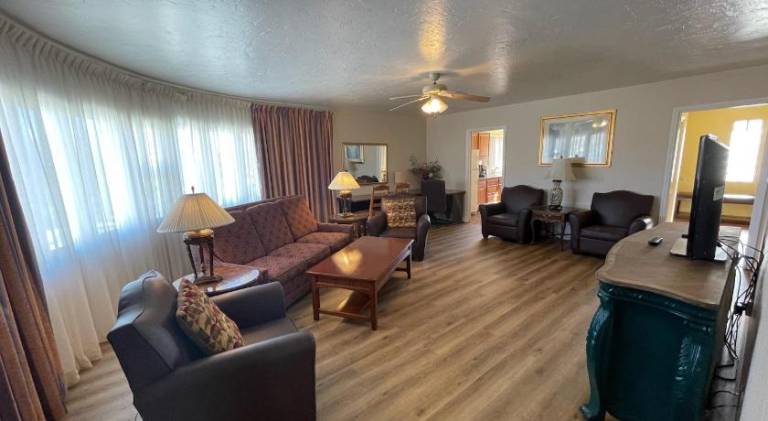 Lodge with yard, pool & patio | Pet-friendly — photo 3