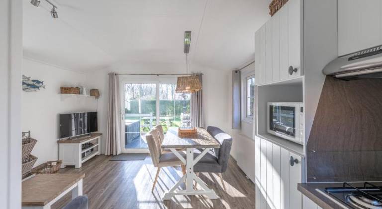 Lovely lodge with barbecue, patio & garden | Next to the beach | Pets allowed — photo 3