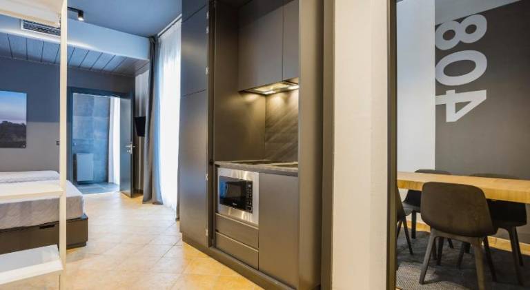 Serviced apartment with patio | Beach nearby | Dogs allowed — photo 2