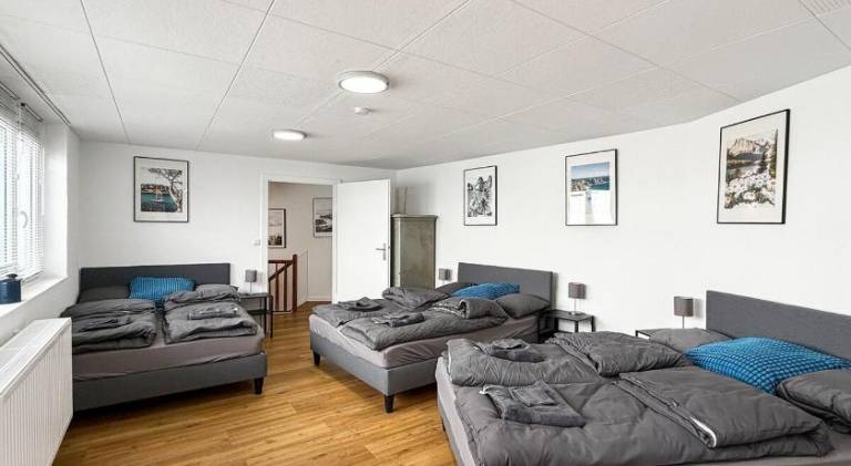 Zentr Stuttgart Gruppen-Duplex 13 Schlafplatze, PS5, Spiele & Terrasse — photo 2
