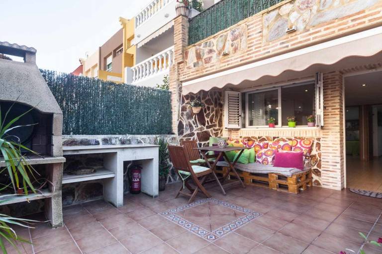 Fully equipped vacation home with pool, terrace & yard | Beach view | Next to the beach | Pet-friendly — photo 4