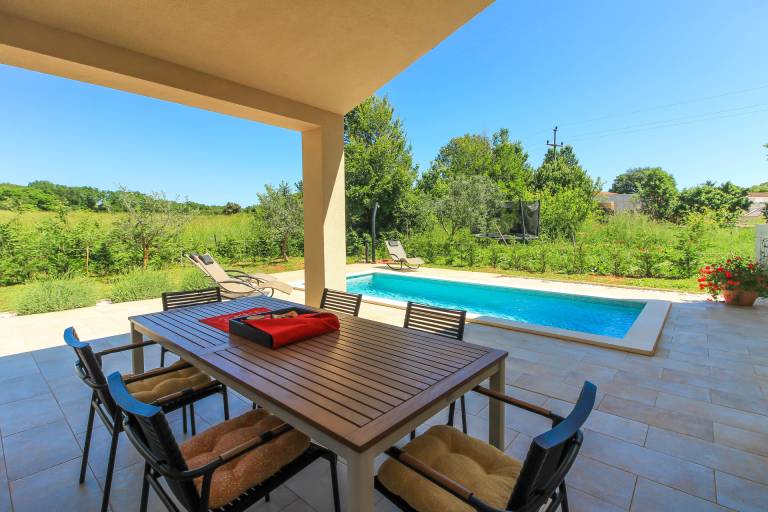 Villa with pool, BBQ & patio — photo 3
