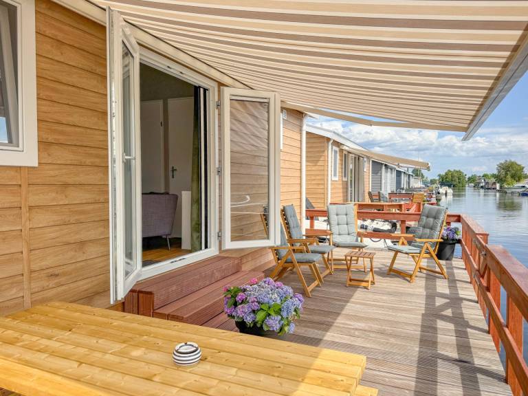 Chalet with patio — photo 3