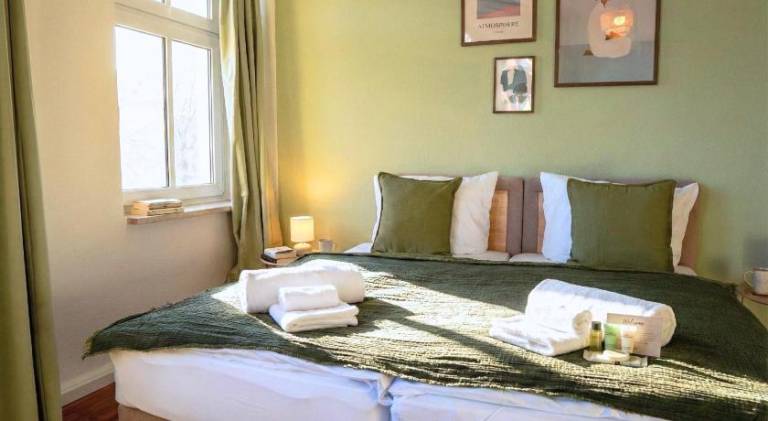 Cozy home with 3 BR, luxury beds, Smart TV, Wifi & private parking spot in Magdeburg