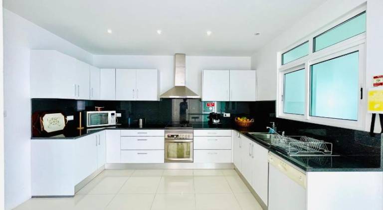 Villa | Near Farmers Market | Pets allowed — photo 3