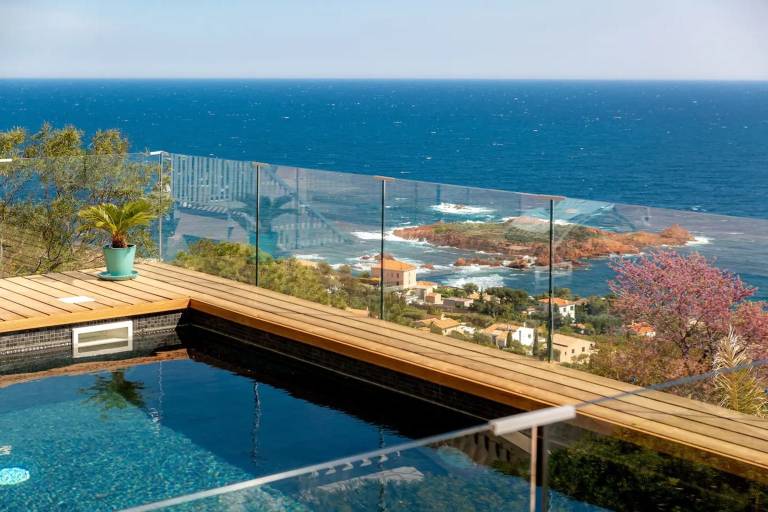 Vacation home with terrace, yard & heated pool | Beach view — photo 2