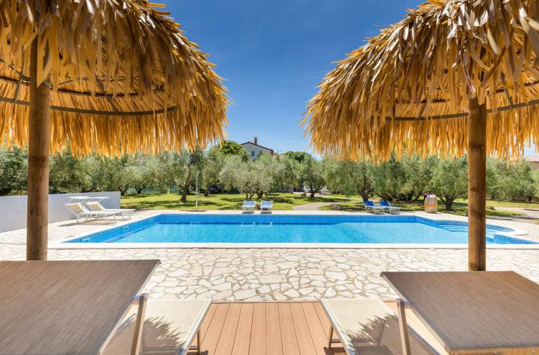 Family-friendly beautiful holiday apartment with garden, pool & BBQ | Dogs allowed in Pula