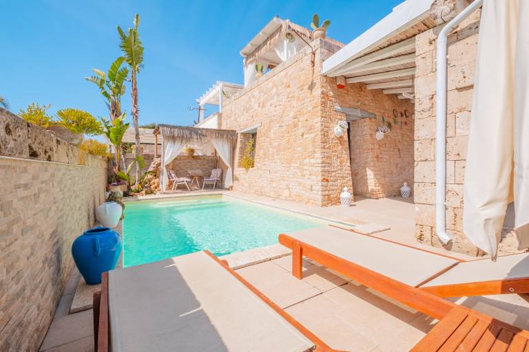Villa with barbecue, private pool & jacuzzi | Pool view | Pets allowed — photo 4