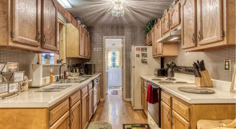 Beautiful vacation home with hot tub | Pet-friendly — photo 5