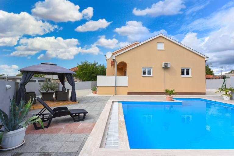 Child-friendly spacious villa with private pool, grill & yard | Pets allowed — photo 2