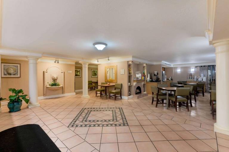 La Quinta Inn by Wyndham Cheyenne — photo 3