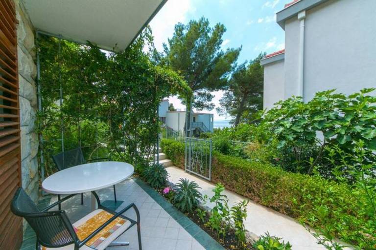 Apartment with grill, terrace & yard — photo 2