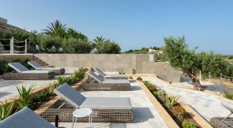 House with pool, patio & jacuzzi — photo 4