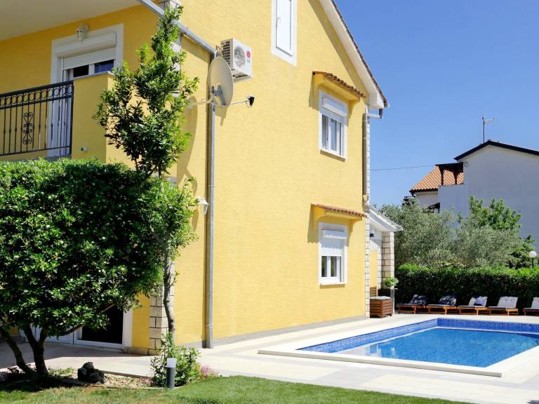 Fully equipped house with yard, patio & private pool | Pets are welcome — photo 2