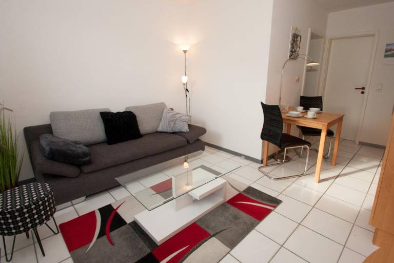 Ihre kleine Auszeit an der Nordsee: modern eingerichtete Wohnung mit Wohnbereich, Küchenzeile, Doppelbett-Schlafzimmer, Dusche/WC und Freisitz vor der Tür. Haustiere sind hier willkommen! in Wittmund