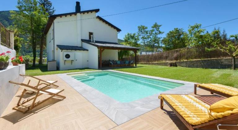 Villa with pool — photo 5