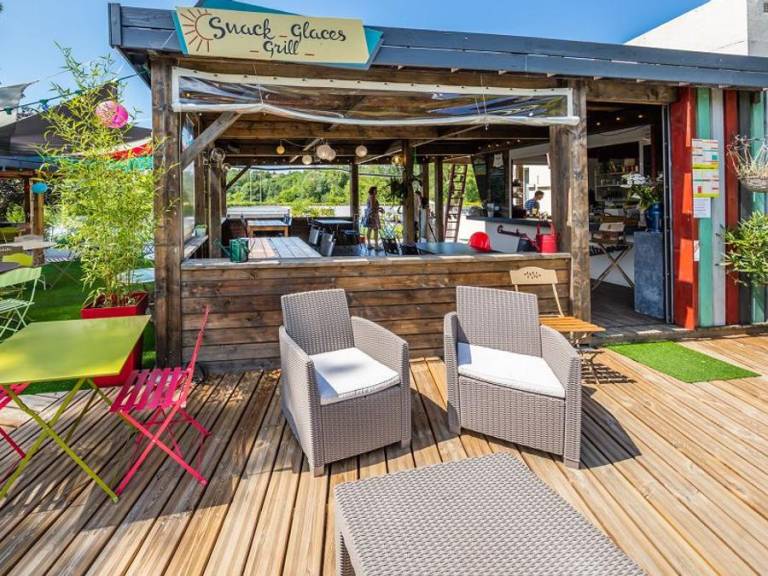 Mobile home with patio & heated pool — photo 3