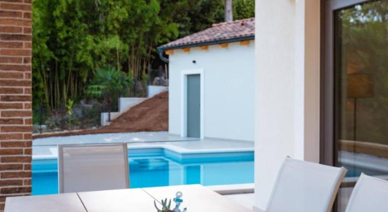 Villa with pool — photo 4