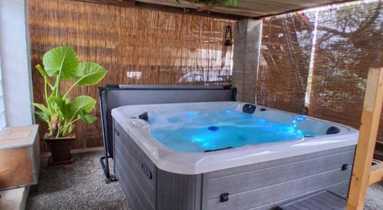 Vacation home with hot tub in Tarbes