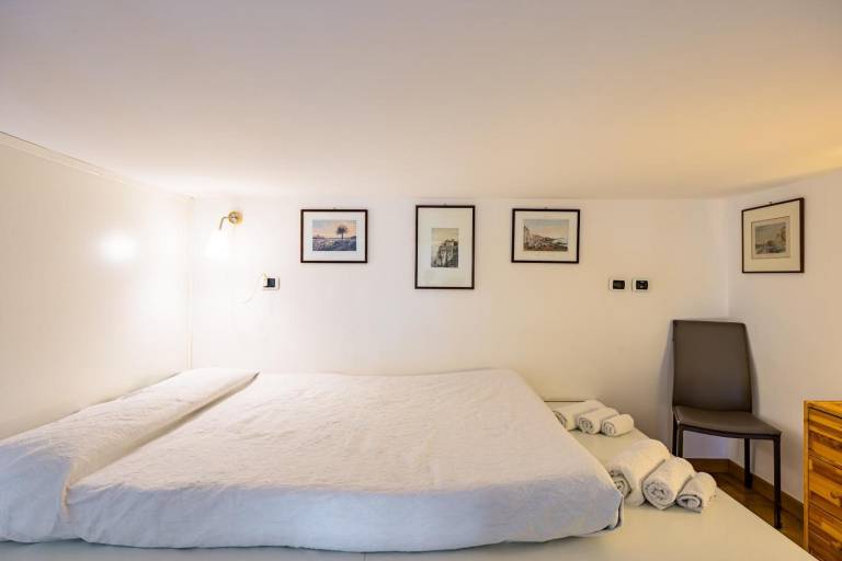 Ella's home, just steps from the seafront — photo 3